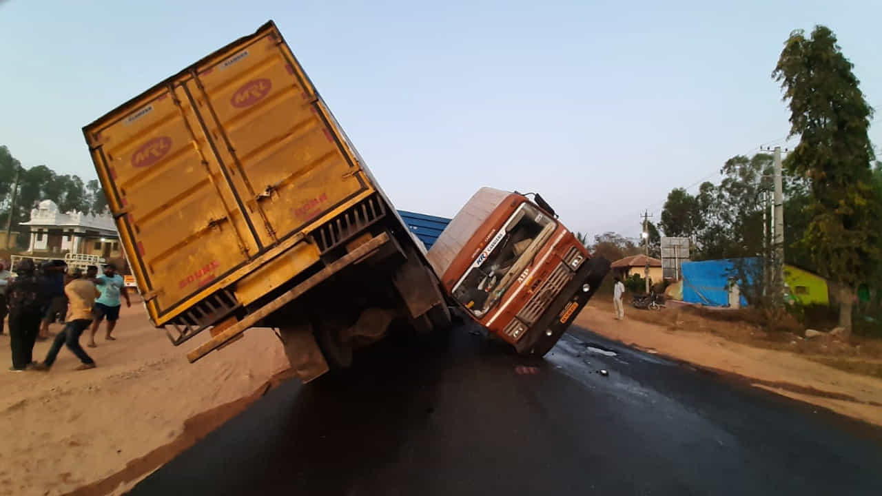 ಬೆಳ್ಳಂಬೆಳಗ್ಗೆ 2 ಕಂಟೈನರ್ ಮುಖಾಮುಖಿ: ಸ್ಥಳದಲ್ಲೇ ಇಬ್ಬರ ದಾರುಣ ಸಾವು ಬೆಳ್ಳಂಬೆಳಗ್ಗೆ 2 ಕಂಟೈನರ್ ಮುಖಾಮುಖಿ: ಸ್ಥಳದಲ್ಲೇ ಇಬ್ಬರ ದಾರುಣ ಸಾವು