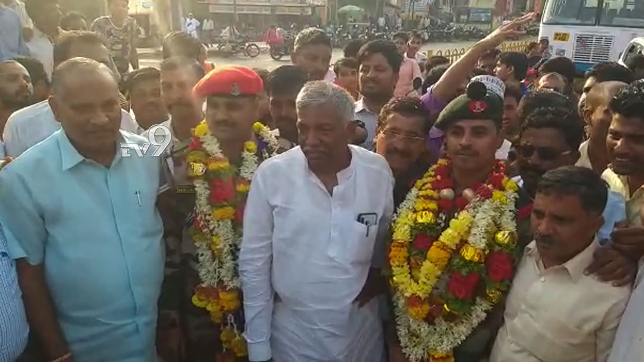 ಗಡಿಯಲ್ಲಿ ದೇಶ ಸೇವೆ ಸಲ್ಲಿಸಿ ಮರಳಿದ ಯೋಧರಿಗೆ ಭರ್ಜರಿ ಸ್ವಾಗತ