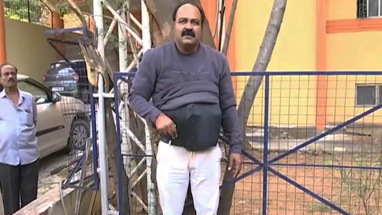 ಹೈದರಾಬಾದ್ಗೂ ಕಾಲಿಡ್ತಾ ಕೊರೆೊನಾ? ಆಸ್ಪತ್ರೆ ಎದುರು DHO ಆತ್ಮಹತ್ಯೆಗೆ ಯತ್ನಿಸಿದ್ದೇಕೆ? ಹೈದರಾಬಾದ್ಗೂ ಕಾಲಿಡ್ತಾ ಕೊರೆೊನಾ? ಆಸ್ಪತ್ರೆ ಎದುರು DHO ಆತ್ಮಹತ್ಯೆಗೆ ಯತ್ನಿಸಿದ್ದೇಕೆ?