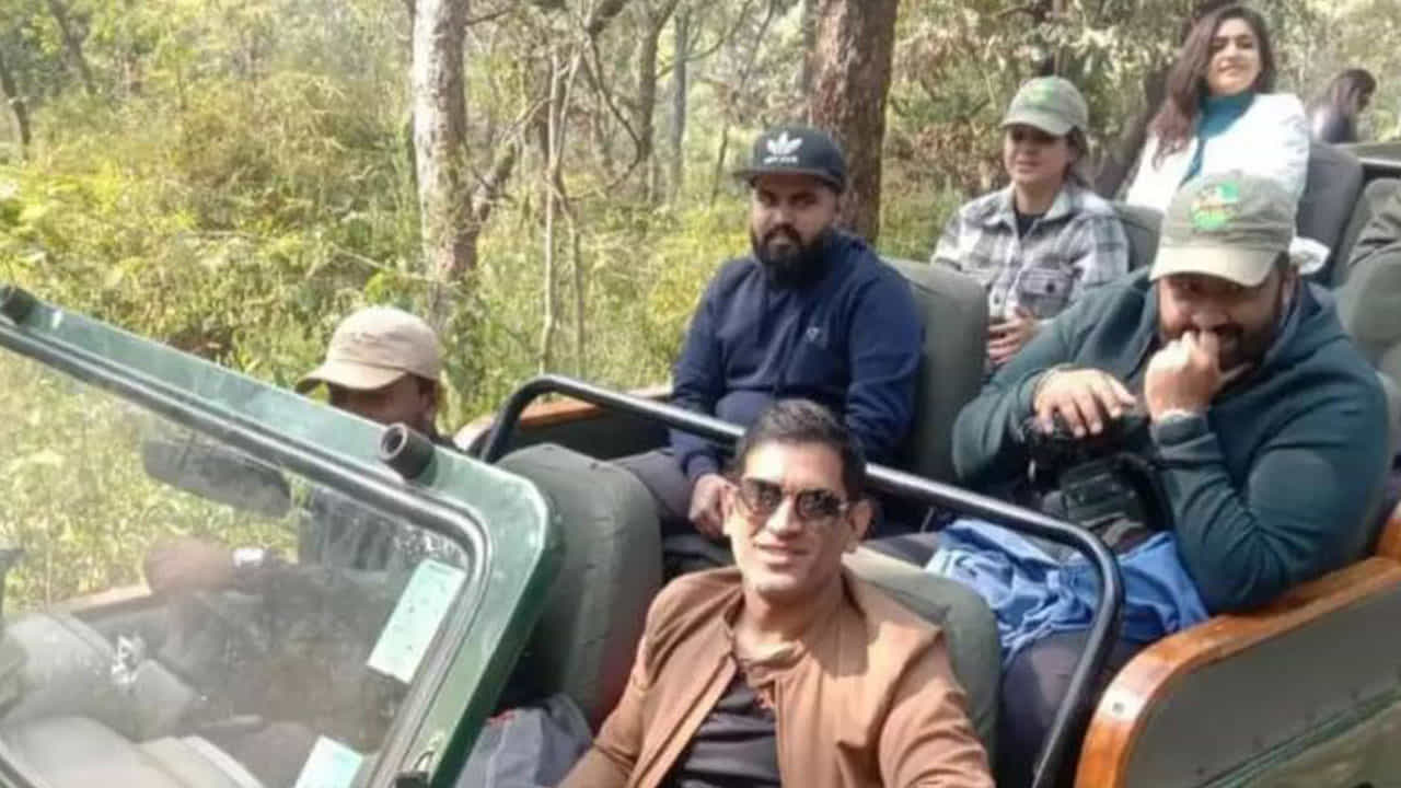 ಕಾನ್ಹಾ ಪ್ರದೇಶದಲ್ಲಿ ಧೋನಿ ಸಫಾರಿ: ಬ್ಯಾಟ್ ಬಿಟ್ಟು ಕ್ಯಾಮರಾ ಹಿಡಿದಾಗ ಸೆರೆಯಾಗಿದ್ದೇನು? ಕಾನ್ಹಾ ಪ್ರದೇಶದಲ್ಲಿ ಧೋನಿ ಸಫಾರಿ: ಬ್ಯಾಟ್ ಬಿಟ್ಟು ಕ್ಯಾಮರಾ ಹಿಡಿದಾಗ ಸೆರೆಯಾಗಿದ್ದೇನು?