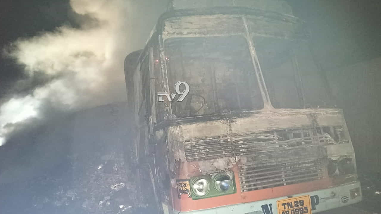 ಬೆಂಕಿ ಪೊಟ್ಟಣ ತುಂಬಿದ್ದ ಲಾರಿಗೆ ಆಕಸ್ಮಿಕ ಬೆಂಕಿ, ಕ್ಷಣಾರ್ಧದಲ್ಲೇ ಧಗಧಗ ಬೆಂಕಿ ಪೊಟ್ಟಣ ತುಂಬಿದ್ದ ಲಾರಿಗೆ ಆಕಸ್ಮಿಕ ಬೆಂಕಿ, ಕ್ಷಣಾರ್ಧದಲ್ಲೇ ಧಗಧಗ