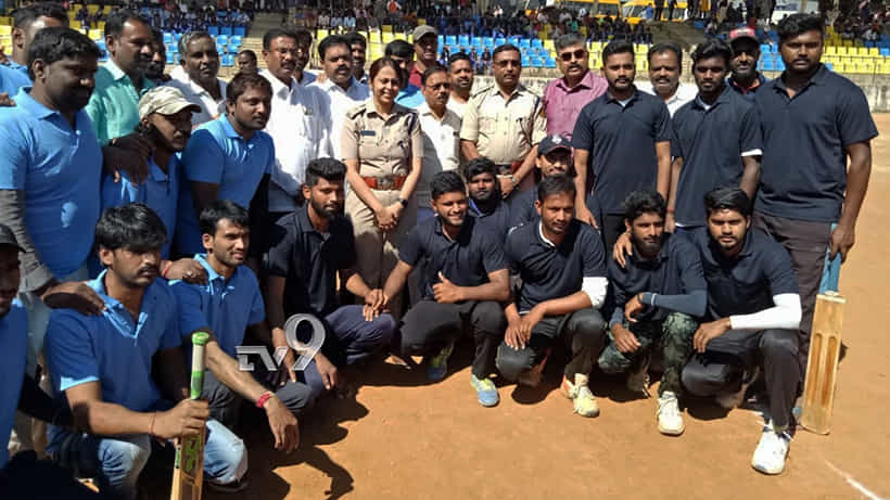 ಕ್ರಿಮಿನಲ್ ಚಟುವಟಿಕೆ ತಡೆಗೆ ವಿಭಿನ್ನ ಪ್ರಯತ್ನ: ಏರಿಯಾ ಯುವಕರ ಜೊತೆ ಪೊಲೀಸರ ಕ್ರಿಕೆಟ್