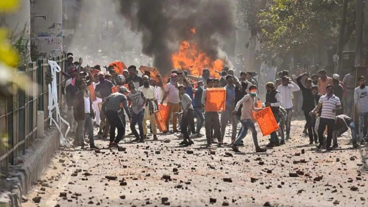 ದೆಹಲಿಯಲ್ಲಿ ಹೊತ್ತಿ ಉರಿದ CAA ಕಿಚ್ಚು: ಪ್ರತಿಭಟನಾಕಾರರ ಆಕ್ರೋಶಕ್ಕೆ ಐವರು ಬಲಿ ದೆಹಲಿಯಲ್ಲಿ ಹೊತ್ತಿ ಉರಿದ CAA ಕಿಚ್ಚು: ಪ್ರತಿಭಟನಾಕಾರರ ಆಕ್ರೋಶಕ್ಕೆ ಐವರು ಬಲಿ