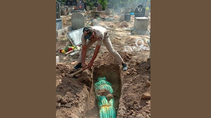 ಅಪರಿಚಿತ ಶವಕ್ಕೆ ಅಂತ್ಯಸಂಸ್ಕಾರ ಮಾಡಿದ ಸಂಸ್ಕಾರವಂತ ಪೊಲೀಸರು ಅಪರಿಚಿತ ಶವಕ್ಕೆ ಅಂತ್ಯಸಂಸ್ಕಾರ ಮಾಡಿದ ಸಂಸ್ಕಾರವಂತ ಪೊಲೀಸರು