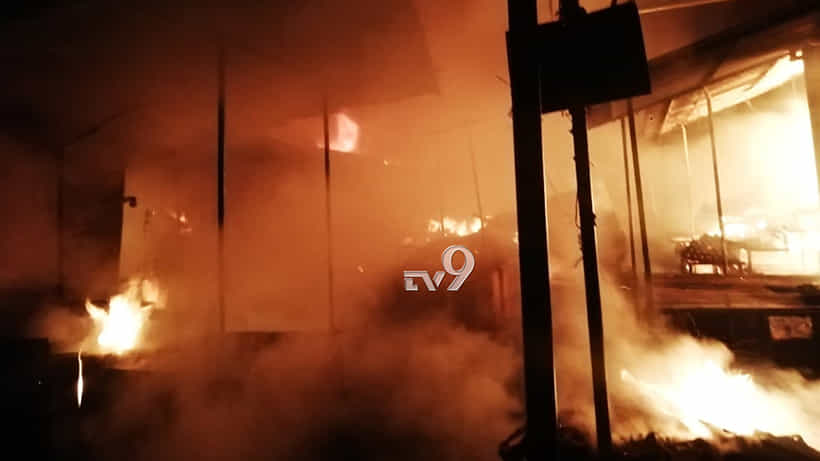 ಗ್ರೈನ್ ಮಾರ್ಕೆಟ್ನಲ್ಲಿ ಅಗ್ನಿನರ್ತನ: ಹತ್ತಾರು ಅಂಗಡಿಗಳು ಭಸ್ಮ
