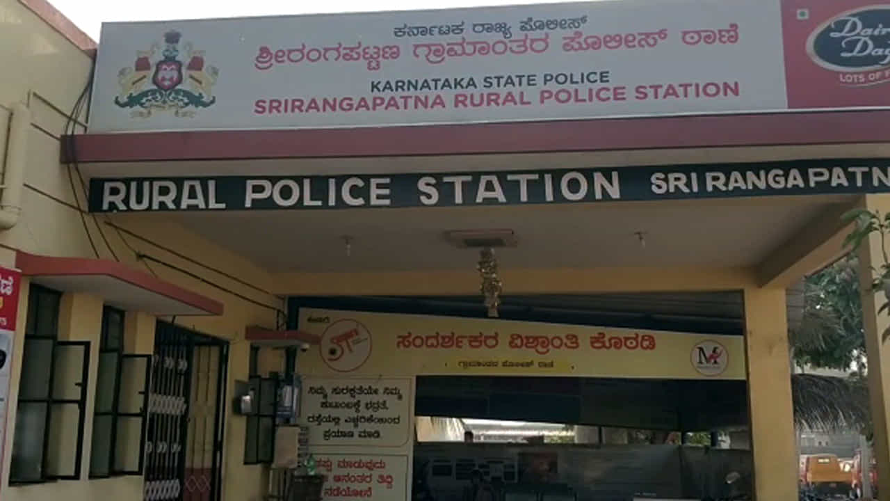 ಡ್ರಾಪ್ ನೆಪ: ಹಳ್ಳಿ ಬಾಲಕನ ಮರ್ಮಾಂಗ ಕತ್ತರಿಸಿ, ಬಿಸಾಡಿ ಹೋದ ದುಷ್ಕರ್ಮಿಗಳು! ಡ್ರಾಪ್ ನೆಪ: ಹಳ್ಳಿ ಬಾಲಕನ ಮರ್ಮಾಂಗ ಕತ್ತರಿಸಿ, ಬಿಸಾಡಿ ಹೋದ ದುಷ್ಕರ್ಮಿಗಳು!