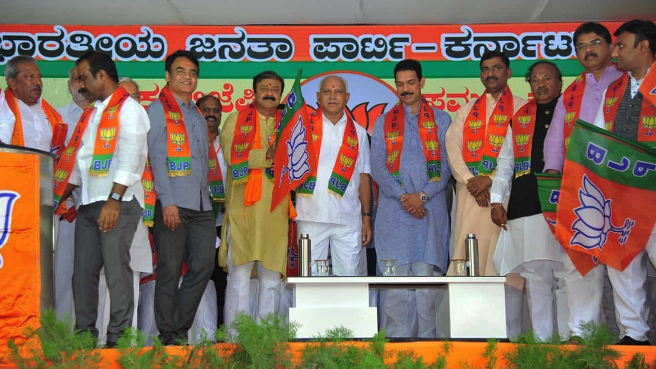 ಗುರುವಾರವೇ ಸಂಪುಟ ವಿಸ್ತರಣೆ ಫಿಕ್ಸ್: ಆರಿದ್ರಾ ನಕ್ಷತ್ರದಲ್ಲಿ ಸಚಿವರ ಪ್ರತಿಜ್ಞಾವಿಧಿ! ಗುರುವಾರವೇ ಸಂಪುಟ ವಿಸ್ತರಣೆ ಫಿಕ್ಸ್: ಆರಿದ್ರಾ ನಕ್ಷತ್ರದಲ್ಲಿ ಸಚಿವರ ಪ್ರತಿಜ್ಞಾವಿಧಿ!