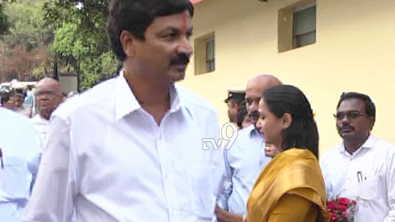 ಅಧಿಸೂಚನೆ ಬಳಿಕ ಗರಿಗೆದರಿದ ಕಳಸಾ ಕನಸು, ‘ಕಣಕುಂಬಿ’ಗೆ ಸಚಿವ ರಮೇಶ್ ಜಾರಕಿಹೊಳಿ ಭೇಟಿ ಅಧಿಸೂಚನೆ ಬಳಿಕ ಗರಿಗೆದರಿದ ಕಳಸಾ ಕನಸು, ‘ಕಣಕುಂಬಿ’ಗೆ ಸಚಿವ ರಮೇಶ್ ಜಾರಕಿಹೊಳಿ ಭೇಟಿ