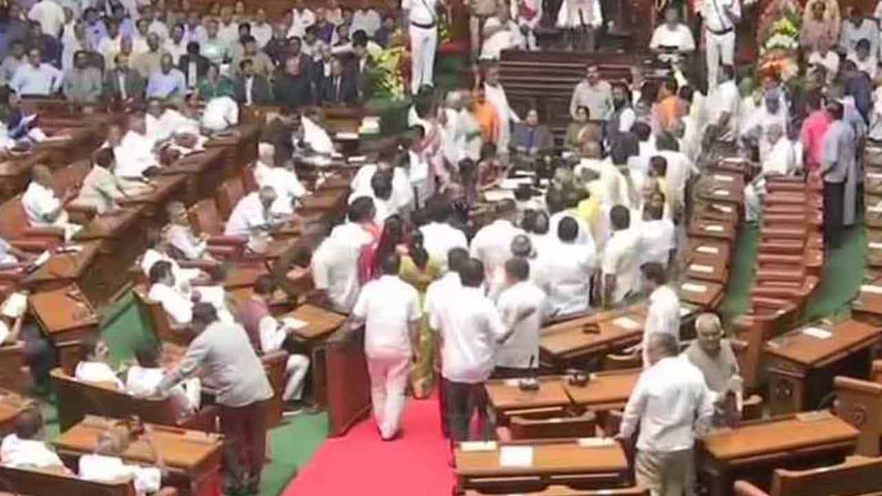 ಯತ್ನಾಳ್ ವಿರುದ್ಧ ವಿಪಕ್ಷದ ಸಮರ, ರಾಜಭವನದ ಕದ ತಟ್ಟಲು ಕಾಂಗ್ರೆಸ್ ನಿರ್ಧಾರ ಯತ್ನಾಳ್ ವಿರುದ್ಧ ವಿಪಕ್ಷದ ಸಮರ, ರಾಜಭವನದ ಕದ ತಟ್ಟಲು ಕಾಂಗ್ರೆಸ್ ನಿರ್ಧಾರ