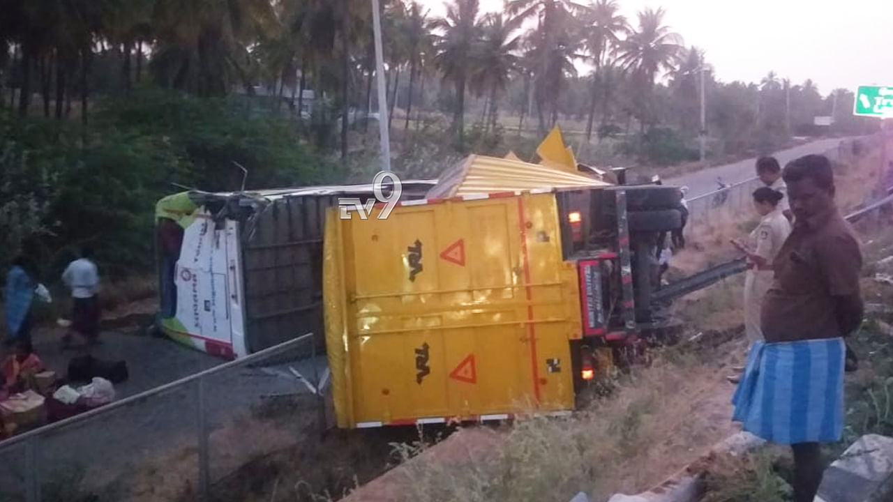 ಲಾರಿ ಖಾಸಗಿ ಬಸ್ ಮಧ್ಯೆ ಡಿಕ್ಕಿ, ಇಬ್ಬರ ದುರ್ಮರಣ