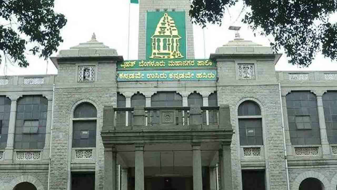 ಬಿಬಿಎಂಪಿ ಕೇಂದ್ರ ಕಚೇರಿ ಮುಂದೆ ಸ್ವೆಟರ್ ಹರಾಜು ಹಾಕಿ ಪ್ರತಿಭಟನೆ, ನೇರವಾಗಿ ಬಿಬಿಎಂಪಿ ಅಧಿಕಾರಿಗಳಿಗೆ ಆಫರ್!