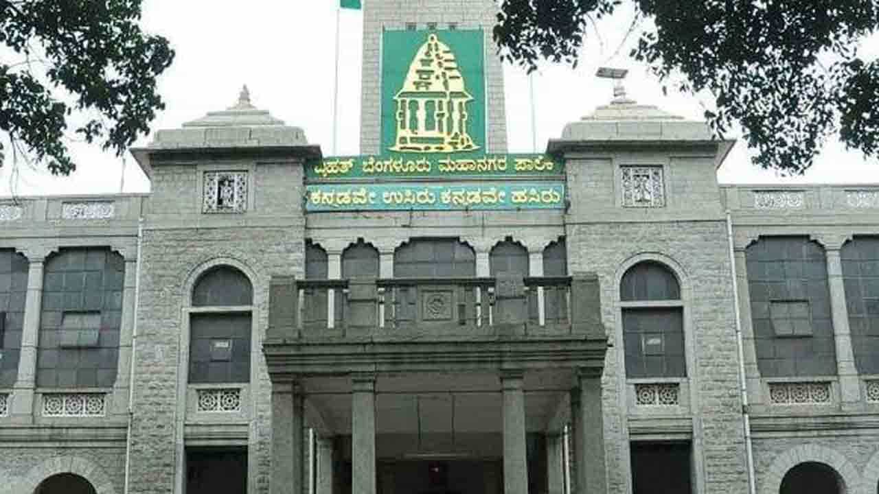 ಬಿಬಿಎಂಪಿ ಕೇಂದ್ರ ಕಚೇರಿ ಮುಂದೆ ಸ್ವೆಟರ್ ಹರಾಜು ಹಾಕಿ ಪ್ರತಿಭಟನೆ, ನೇರವಾಗಿ ಬಿಬಿಎಂಪಿ ಅಧಿಕಾರಿಗಳಿಗೆ ಆಫರ್!