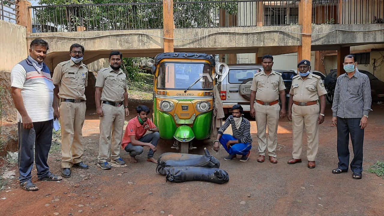 ಲಾಕ್ಡೌನ್ ಮಧ್ಯೆಯೂ ಬೆಳಗಾವಿಯಲ್ಲಿ 50 ಲಕ್ಷ ಮೌಲ್ಯದ ಅಕ್ರಮ ಮದ್ಯ ಜಪ್ತಿ! ಲಾಕ್ಡೌನ್ ಮಧ್ಯೆಯೂ ಬೆಳಗಾವಿಯಲ್ಲಿ 50 ಲಕ್ಷ ಮೌಲ್ಯದ ಅಕ್ರಮ ಮದ್ಯ ಜಪ್ತಿ!