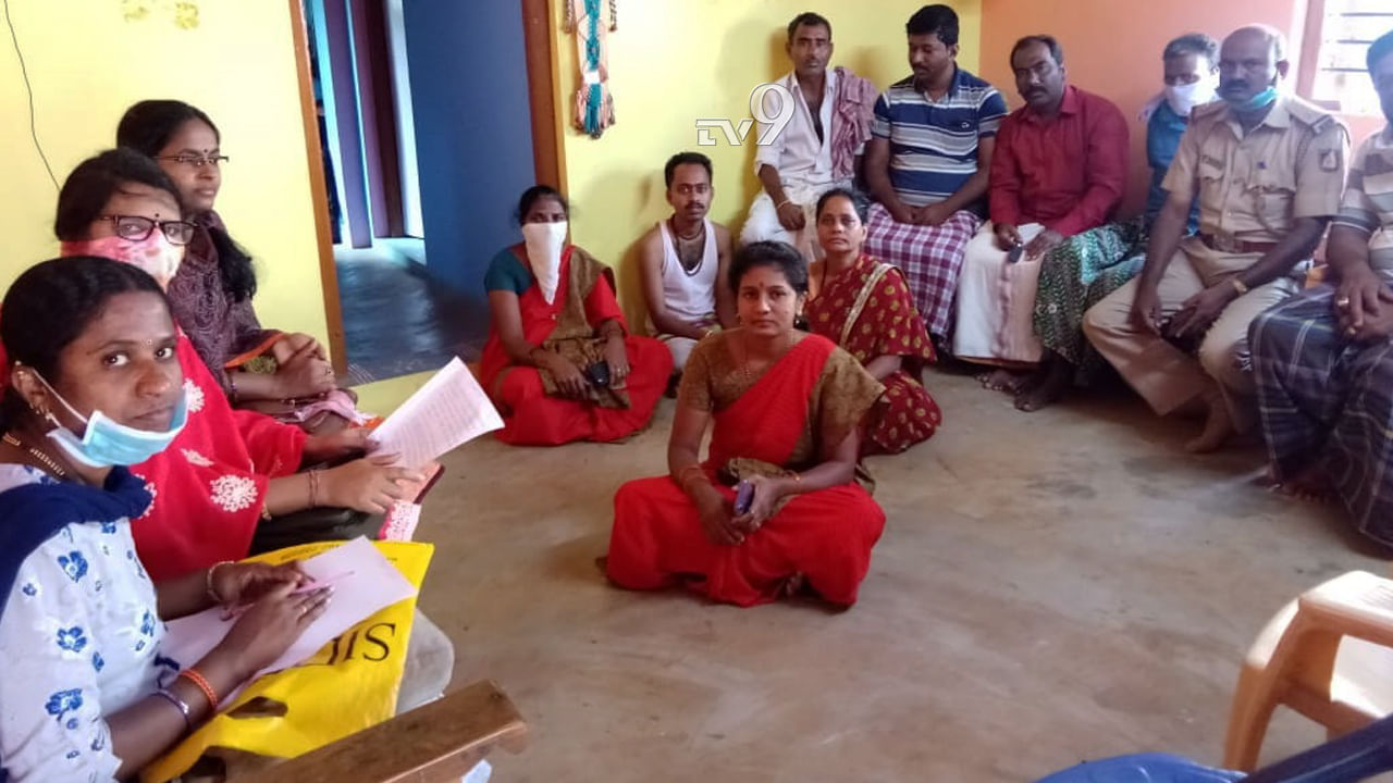 ಕೊರೊನಾ ಸಮಯದಲ್ಲಿ ಅಧಿಕಾರಿಗಳ ಸಮಯಪ್ರಜ್ಞೆಯಿಂದ ತಪ್ಪಿತು ಬಾಲ್ಯ ವಿವಾಹ ಕೊರೊನಾ ಸಮಯದಲ್ಲಿ ಅಧಿಕಾರಿಗಳ ಸಮಯಪ್ರಜ್ಞೆಯಿಂದ ತಪ್ಪಿತು ಬಾಲ್ಯ ವಿವಾಹ