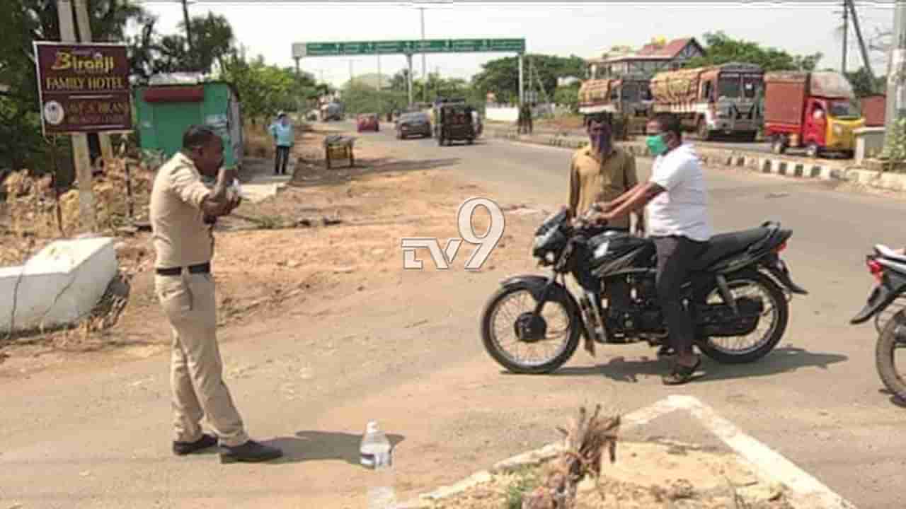 ಬೇಸಿಗೆಯ ಸುಡು ಬಿಸಿಲಿನಲ್ಲಿ ಸರ್ಕಲ್​ನಲ್ಲೇ ನಿಂತು ಉಪಾಹಾರ ಸೇವಿಸಿದ ಪೇದೆ, ಎಲ್ಲಿ?