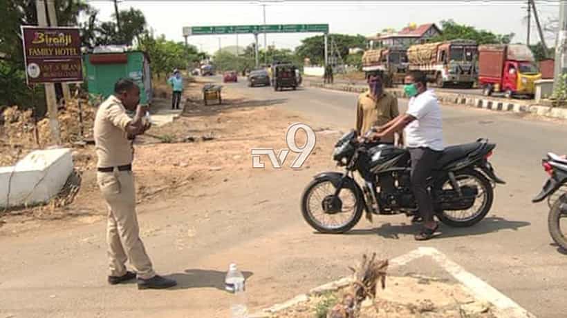 ಬೇಸಿಗೆಯ ಸುಡು ಬಿಸಿಲಿನಲ್ಲಿ ಸರ್ಕಲ್ನಲ್ಲೇ ನಿಂತು ಉಪಾಹಾರ ಸೇವಿಸಿದ ಪೇದೆ, ಎಲ್ಲಿ?