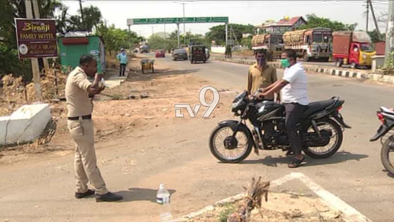 ಬೇಸಿಗೆಯ ಸುಡು ಬಿಸಿಲಿನಲ್ಲಿ ಸರ್ಕಲ್ನಲ್ಲೇ ನಿಂತು ಉಪಾಹಾರ ಸೇವಿಸಿದ ಪೇದೆ, ಎಲ್ಲಿ? ಬೇಸಿಗೆಯ ಸುಡು ಬಿಸಿಲಿನಲ್ಲಿ ಸರ್ಕಲ್ನಲ್ಲೇ ನಿಂತು ಉಪಾಹಾರ ಸೇವಿಸಿದ ಪೇದೆ, ಎಲ್ಲಿ?