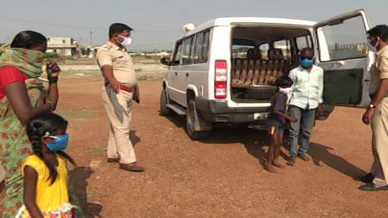 ತಾಯಿ ಮಕ್ಕಳ ದುಃಸ್ಥಿತಿ, ಮಾನವೀಯತೆ ತೋರಿದ ಗದಗ ಪೊಲೀಸರು ತಾಯಿ ಮಕ್ಕಳ ದುಃಸ್ಥಿತಿ, ಮಾನವೀಯತೆ ತೋರಿದ ಗದಗ ಪೊಲೀಸರು