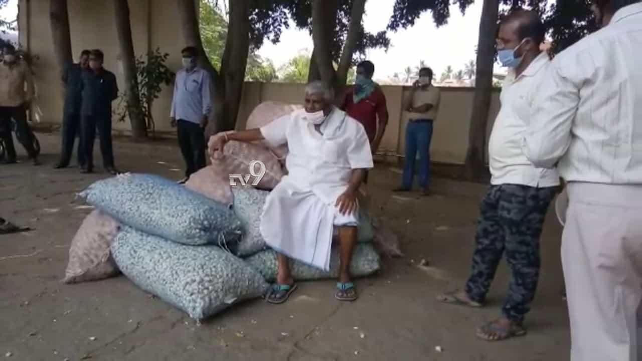 ಮೂಟೆ ಮೇಲೆ ಕುಳಿತು ತರಕಾರಿ ವ್ಯಾಪಾರಕ್ಕೆ ಇಳಿದ ಮಾಜಿ ಸಚಿವ ರೇವಣ್ಣ!