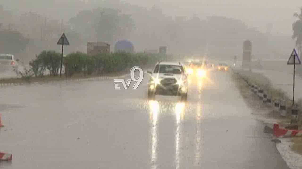 ಬೆಂಗಳೂರಿನಲ್ಲಿ ಕೊರೊನಾ ಕಾಟದ ಮಧ್ಯೆ ಗುಡುಗು ಸಹಿತ ಭಾರೀ ಮಳೆ ಬೆಂಗಳೂರಿನಲ್ಲಿ ಕೊರೊನಾ ಕಾಟದ ಮಧ್ಯೆ ಗುಡುಗು ಸಹಿತ ಭಾರೀ ಮಳೆ