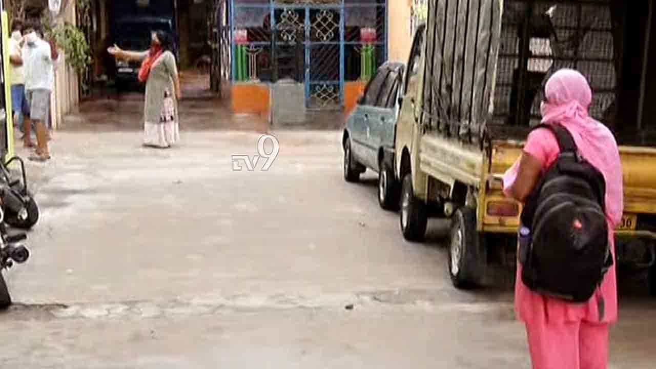 ಹೊಂಗಸಂದ್ರ ಹಾಟ್ಸ್ಪಾಟ್: ಆಶಾ ಕಾರ್ಯಕರ್ತೆಯರ ಜೊತೆ ಸ್ಥಳೀಯರ ಕಿರಿಕ್ ಹೊಂಗಸಂದ್ರ ಹಾಟ್ಸ್ಪಾಟ್: ಆಶಾ ಕಾರ್ಯಕರ್ತೆಯರ ಜೊತೆ ಸ್ಥಳೀಯರ ಕಿರಿಕ್