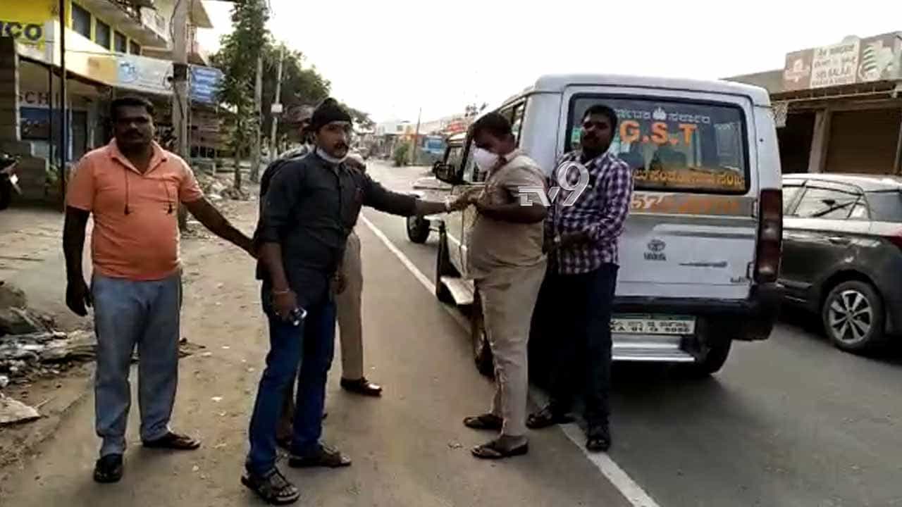 ಸರ್ಕಾರಿ ವಾಹನದಲ್ಲಿಯೇ ಮದ್ಯ ಸಾಗಾಟ, ತನಿಖೆ ನಡೆಸಿದ್ದ ಎಸಿಪಿ ಅಮಾನತು! ಸರ್ಕಾರಿ ವಾಹನದಲ್ಲಿಯೇ ಮದ್ಯ ಸಾಗಾಟ, ತನಿಖೆ ನಡೆಸಿದ್ದ ಎಸಿಪಿ ಅಮಾನತು!