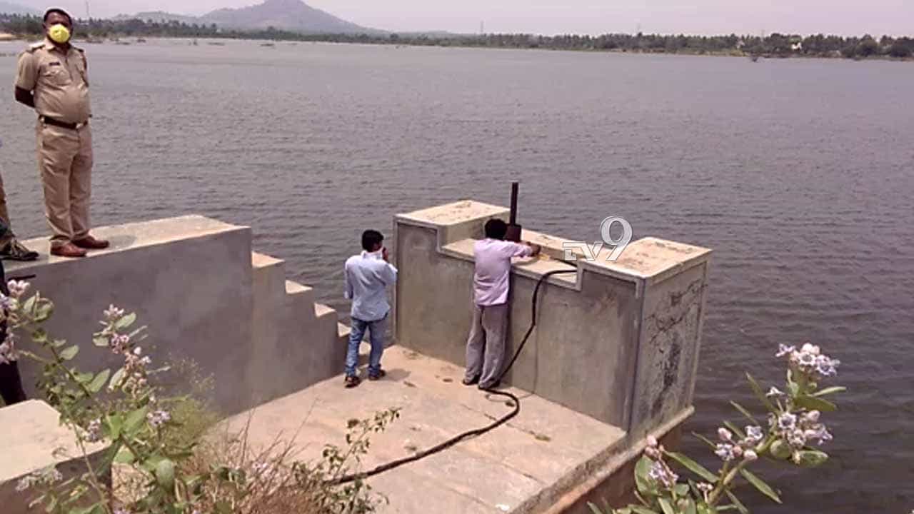 ಕೆರೆ ತುಂಬವ ಮೊದಲೇ ಬೇರೆ ಗ್ರಾಮಕ್ಕೆ ಕೆ.ಸಿ.ವ್ಯಾಲಿ ನೀರು ಹರಿಸಿದ್ದಕ್ಕೆ ವಿರೋಧ ಕೆರೆ ತುಂಬವ ಮೊದಲೇ ಬೇರೆ ಗ್ರಾಮಕ್ಕೆ ಕೆ.ಸಿ.ವ್ಯಾಲಿ ನೀರು ಹರಿಸಿದ್ದಕ್ಕೆ ವಿರೋಧ