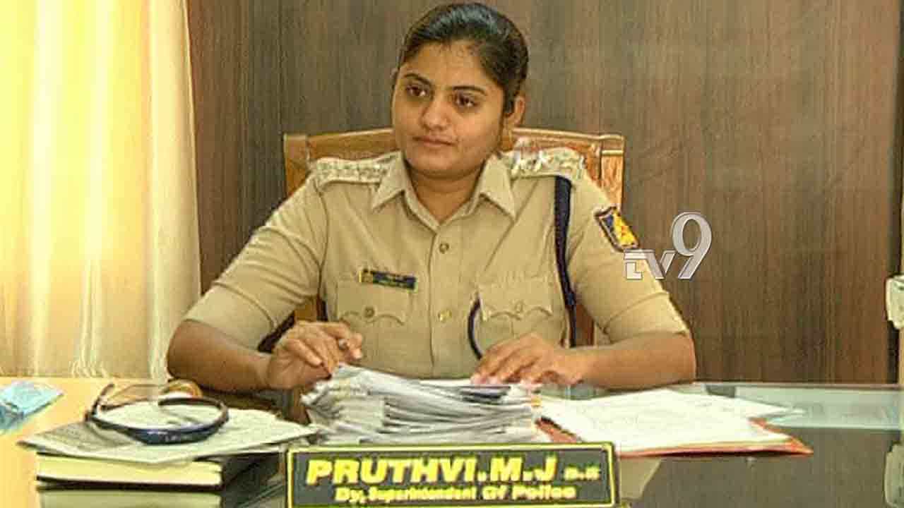ಮದುವೆ ಮುಂದೂಡಿ ಕೊರೊನಾ ಕರ್ತವ್ಯಕ್ಕೆ ಹಾಜರ್ ಆದ ಮಳವಳ್ಳಿ ಡಿವೈಎಸ್ಪಿ ಮದುವೆ ಮುಂದೂಡಿ ಕೊರೊನಾ ಕರ್ತವ್ಯಕ್ಕೆ ಹಾಜರ್ ಆದ ಮಳವಳ್ಳಿ ಡಿವೈಎಸ್ಪಿ