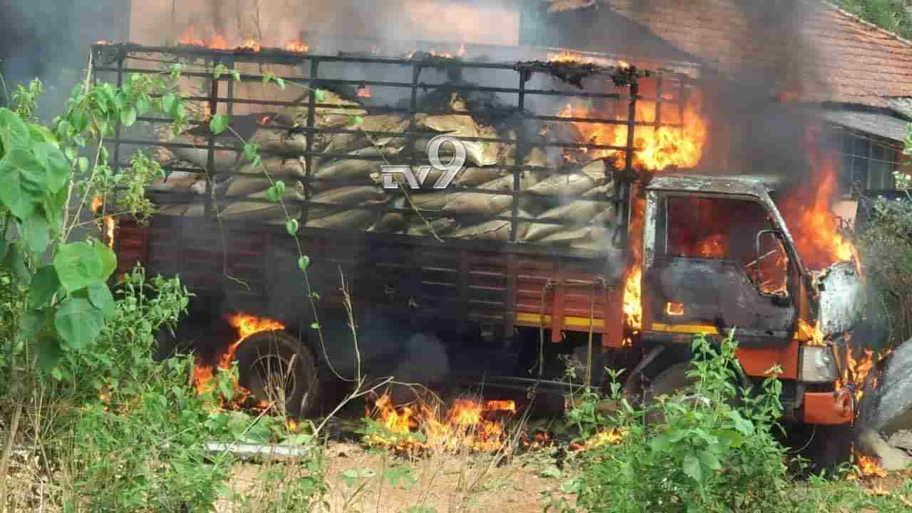 ಬಂಟ್ವಾಳ: ಕೋಳಿ ಫೀಡ್​ ತುಂಬಿಕೊಂಡು ಹೊರಟಿದ್ದ ಟೆಂಪೋ ಬೆಂಕಿಗಾಹುತಿ