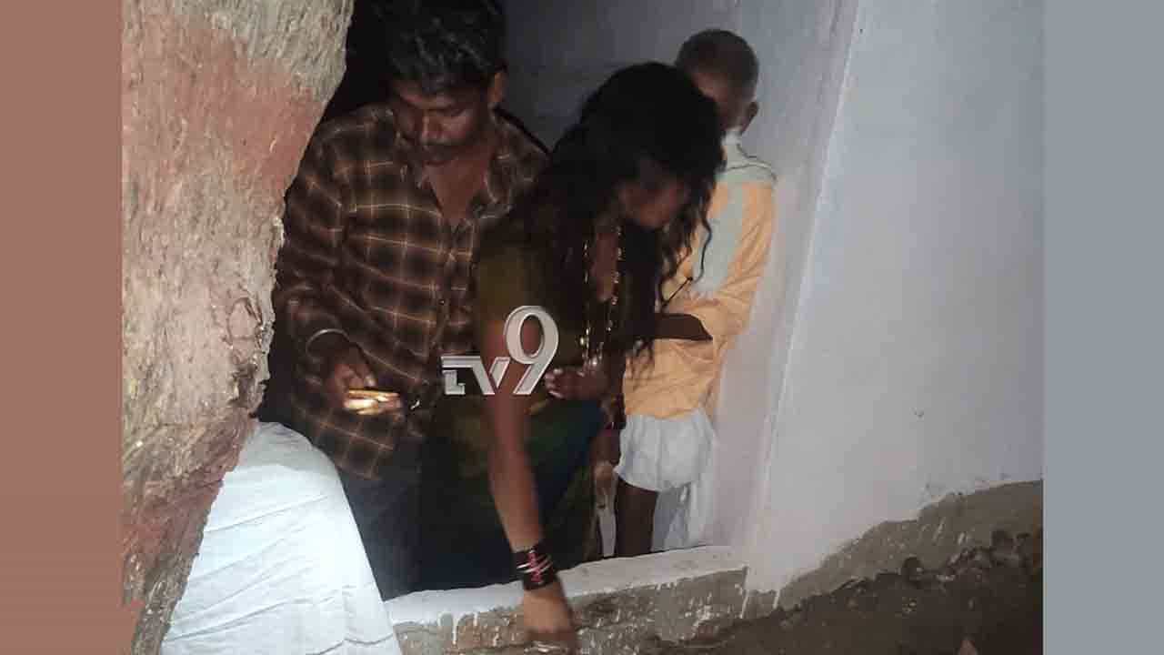 ಮೈಮೇಲೆ ದೇವರು ಬಂದಿದೆ ಎಂದ ಮಹಿಳೆಯಿಂದ ಹೈಡ್ರಾಮಾ, ಬಿತ್ತು ಲಾಕ್ಡೌನ್ ಕೇಸ್ ಮೈಮೇಲೆ ದೇವರು ಬಂದಿದೆ ಎಂದ ಮಹಿಳೆಯಿಂದ ಹೈಡ್ರಾಮಾ, ಬಿತ್ತು ಲಾಕ್ಡೌನ್ ಕೇಸ್