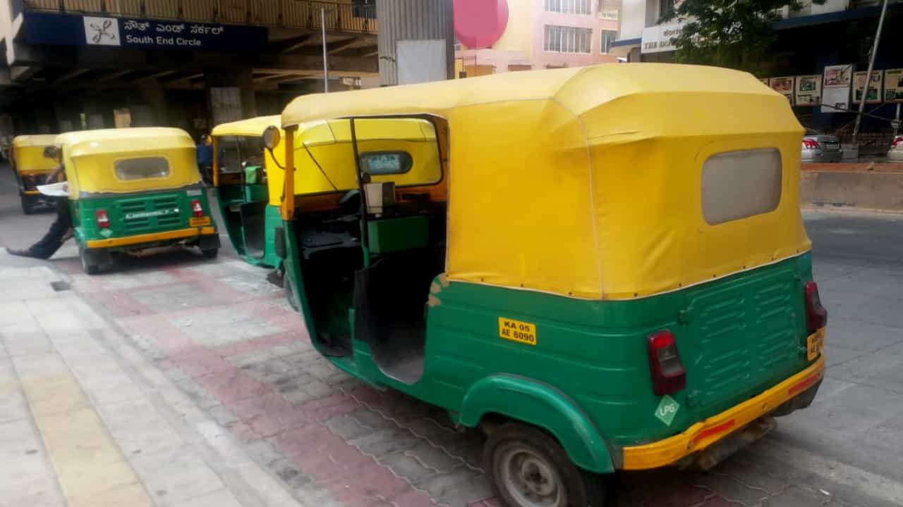 ಫಿಟ್ಸ್ ಬಂದು ರಸ್ತೆಯಲ್ಲಿ ಒದ್ದಾಡ್ತಿದ್ರೂ ಜನ ಬರಲಿಲ್ಲ ಸಹಾಯಕ್ಕೆ.. ಮುಂದೇನಾಯ್ತು? ಫಿಟ್ಸ್ ಬಂದು ರಸ್ತೆಯಲ್ಲಿ ಒದ್ದಾಡ್ತಿದ್ರೂ ಜನ ಬರಲಿಲ್ಲ ಸಹಾಯಕ್ಕೆ.. ಮುಂದೇನಾಯ್ತು?