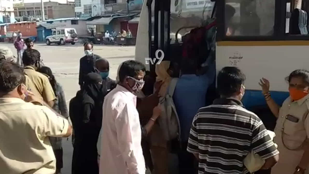 BMTC ಬಸ್ ಅದೇ ಗೋಳು.. ಸಮಯಕ್ಕೆ ಬರ್ತಿಲ್ಲ ಅಂತಾ ಪ್ರಯಾಣಿಕರ ವಾಗ್ವಾದ BMTC ಬಸ್ ಅದೇ ಗೋಳು.. ಸಮಯಕ್ಕೆ ಬರ್ತಿಲ್ಲ ಅಂತಾ ಪ್ರಯಾಣಿಕರ ವಾಗ್ವಾದ