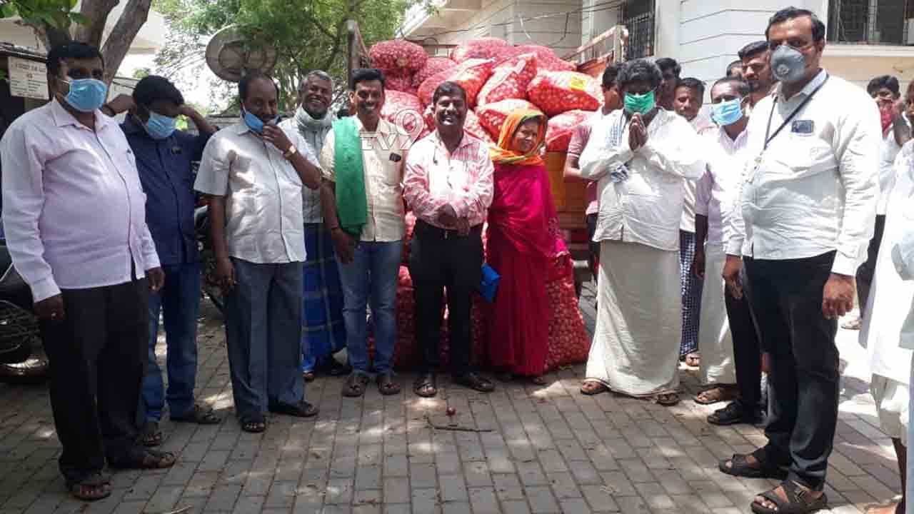 ಕೊರೊನಾ ಕಂಟಕ, ಆತ್ಮಹತ್ಯೆಗೆ ಮುಂದಾದ ಈರುಳ್ಳಿ ಬೆಳಗಾರನಿಗೆ ಮುಂದೇನಾಯ್ತು? ಕೊರೊನಾ ಕಂಟಕ, ಆತ್ಮಹತ್ಯೆಗೆ ಮುಂದಾದ ಈರುಳ್ಳಿ ಬೆಳಗಾರನಿಗೆ ಮುಂದೇನಾಯ್ತು?