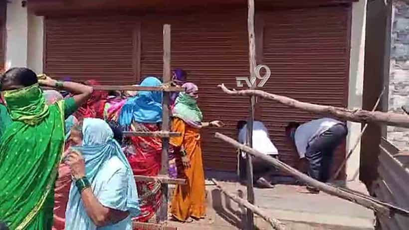 ಈ ಗ್ರಾಮದಲ್ಲಿ ಮಹಿಳೆಯರು ವೈನ್ ಶಾಪ್ಗೆ ನುಗ್ಗಿ ಏನು ಮಾಡಿದರು ಗೊತ್ತಾ?