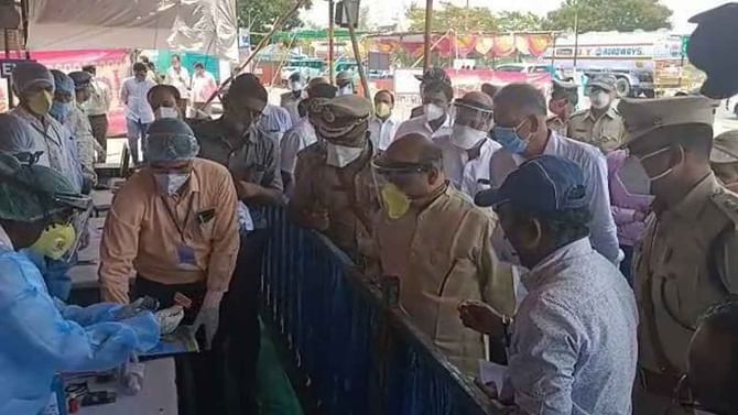 ಗೃಹ ಸಚಿವರ ಭೇಟಿ ವೇಳೆ ಮಾತ್ರ ಚೆಕ್ಪೋಸ್ಟ್ ಸಿಬ್ಬಂದಿಗೆ ಪಿಪಿಇ ಕಿಟ್ ಕೊಟ್ರು ಗೃಹ ಸಚಿವರ ಭೇಟಿ ವೇಳೆ ಮಾತ್ರ ಚೆಕ್ಪೋಸ್ಟ್ ಸಿಬ್ಬಂದಿಗೆ ಪಿಪಿಇ ಕಿಟ್ ಕೊಟ್ರು