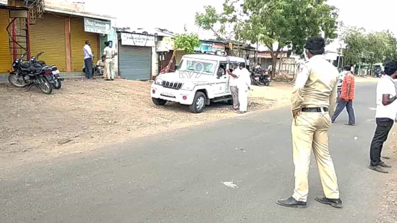 DCM ಸವದಿ ಕ್ಷೇತ್ರದಲ್ಲಿ ಯಡವಟ್ಟು, ಮನೆಗೆ ಕಳುಹಿಸಿದ್ದ 13ಮಂದಿಗೂ ಕೊರೊನಾ DCM ಸವದಿ ಕ್ಷೇತ್ರದಲ್ಲಿ ಯಡವಟ್ಟು, ಮನೆಗೆ ಕಳುಹಿಸಿದ್ದ 13ಮಂದಿಗೂ ಕೊರೊನಾ