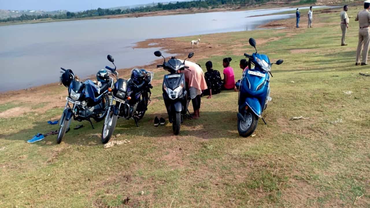 ಈಜು-ಮೋಜು: ಬೆಂಗಳೂರಿನ ಮೂವರು ದೊಡ್ಡಬಳ್ಳಾಪುರ ಕೆರೆಯಲ್ಲಿ ನೀರುಪಾಲು ಈಜು-ಮೋಜು: ಬೆಂಗಳೂರಿನ ಮೂವರು ದೊಡ್ಡಬಳ್ಳಾಪುರ ಕೆರೆಯಲ್ಲಿ ನೀರುಪಾಲು