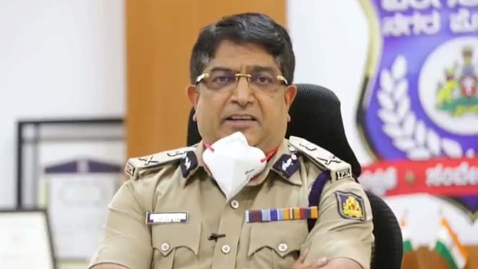 International Girl Child Day: ಮಹಿಳಾ ಸಿಬ್ಬಂದಿ ಭೇಟಿ ಮಾಡಿ ಸಿಹಿ ಹಂಚಿ, ಸೆಲ್ಫೀ ಕ್ಲಿಕ್ಕಿಸಿಕೊಂಡ ರೈಲ್ವೆ ಎಡಿಜಿಪಿ ಭಾಸ್ಕರ್ ರಾವ್ International Girl Child Day: ಮಹಿಳಾ ಸಿಬ್ಬಂದಿ ಭೇಟಿ ಮಾಡಿ ಸಿಹಿ ಹಂಚಿ, ಸೆಲ್ಫೀ ಕ್ಲಿಕ್ಕಿಸಿಕೊಂಡ ರೈಲ್ವೆ ಎಡಿಜಿಪಿ ಭಾಸ್ಕರ್ ರಾವ್