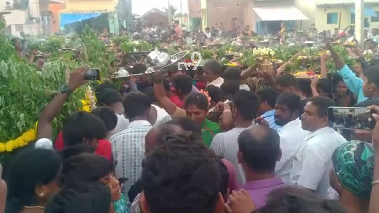 ಲಾಕ್ಡೌನ್ ಮಧ್ಯೆಯೂ ಅದ್ಧೂರಿ ಜಾತ್ರೆ, ಅರ್ಚಕನ ವಿರುದ್ಧ ಕೇಸ್ ಲಾಕ್ಡೌನ್ ಮಧ್ಯೆಯೂ ಅದ್ಧೂರಿ ಜಾತ್ರೆ, ಅರ್ಚಕನ ವಿರುದ್ಧ ಕೇಸ್
