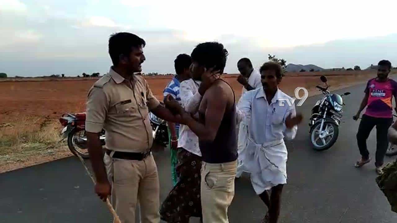 ಚಳ್ಳಕೆರೆ: ತಪಾಸಣೆ ವೇಳೆ ನಶೆಯಲ್ಲಿ ಕೊವಿಡ್ ವಾರಿಯರ್ ಮೇಲೆ ಹಲ್ಲೆ ಚಳ್ಳಕೆರೆ: ತಪಾಸಣೆ ವೇಳೆ ನಶೆಯಲ್ಲಿ ಕೊವಿಡ್ ವಾರಿಯರ್ ಮೇಲೆ ಹಲ್ಲೆ