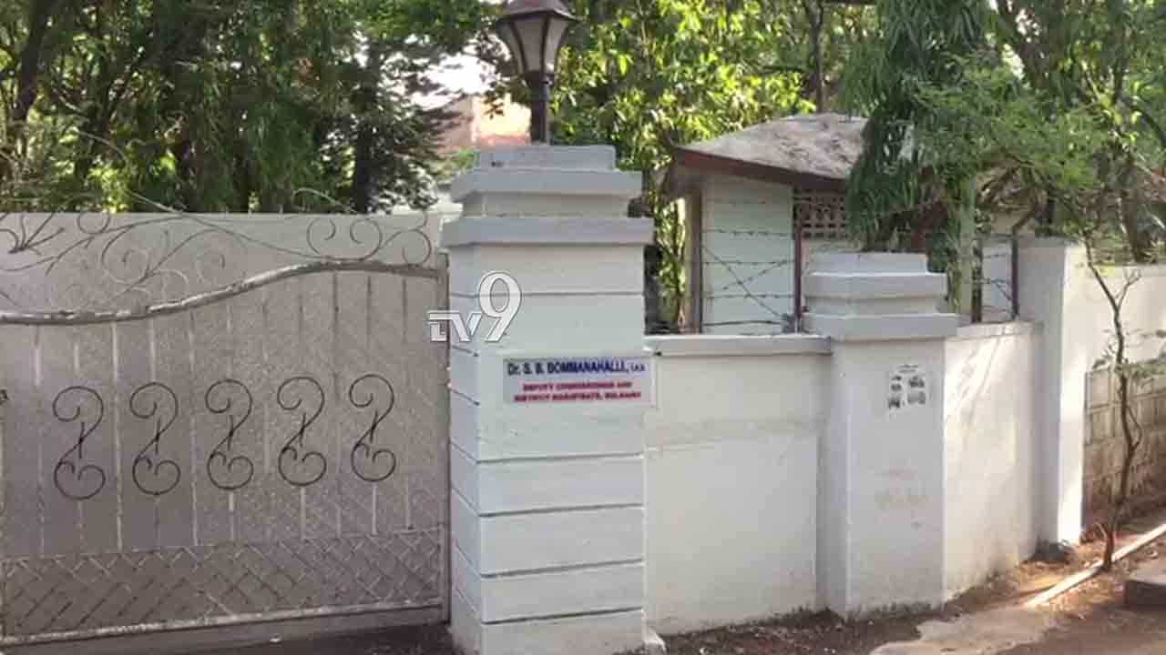 ಜಿಲ್ಲಾಧಿಕಾರಿ ನಿವಾಸದಲ್ಲಿ ಗುಂಡು ಹಾರಿಸಿಕೊಂಡು ಪೇದೆ ಆತ್ಮಹತ್ಯೆ, ಏಕೆ? ಜಿಲ್ಲಾಧಿಕಾರಿ ನಿವಾಸದಲ್ಲಿ ಗುಂಡು ಹಾರಿಸಿಕೊಂಡು ಪೇದೆ ಆತ್ಮಹತ್ಯೆ, ಏಕೆ?