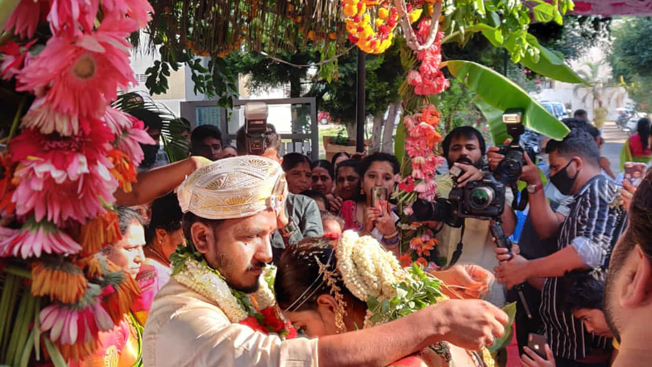 ಲಾಕ್ಡೌನ್ ನಡುವೆ ವೈವಾಹಿಕ ಜೀವನಕ್ಕೆ ಕಾಲಿಟ್ಟ ನಿರ್ದೇಶಕ ಎ.ಪಿ ಅರ್ಜುನ್ ಲಾಕ್ಡೌನ್ ನಡುವೆ ವೈವಾಹಿಕ ಜೀವನಕ್ಕೆ ಕಾಲಿಟ್ಟ ನಿರ್ದೇಶಕ ಎ.ಪಿ ಅರ್ಜುನ್