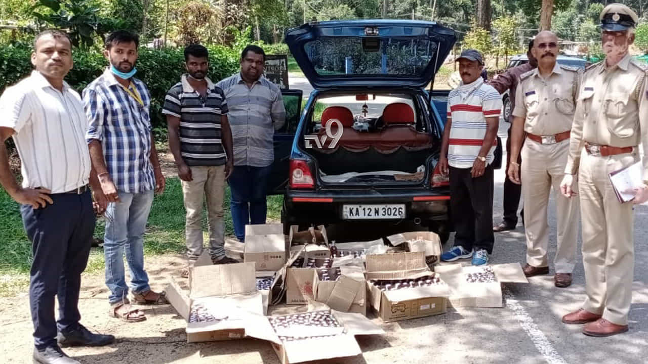 ಅಕ್ರಮವಾಗಿ ಮದ್ಯ ಸಾಗಿಸುತ್ತಿದ್ದ ಮೂವರ ಬಂಧನ.. ಅಕ್ರಮವಾಗಿ ಮದ್ಯ ಸಾಗಿಸುತ್ತಿದ್ದ ಮೂವರ ಬಂಧನ..