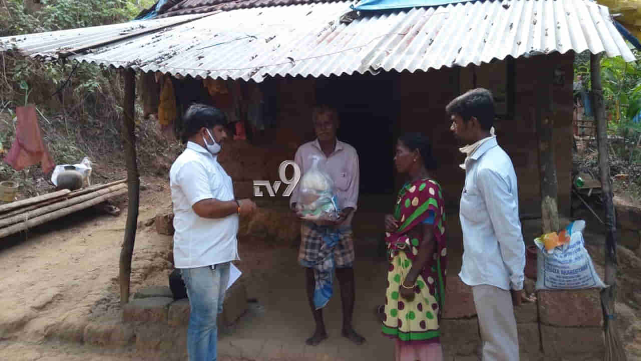 ಕಿಲೋ ಮೀಟರ್ ದೂರ ಸಾಗಿ, ಕಾಡಿನಂಚಿನಲ್ಲಿ ಬಡವರಿಗೆ ದಿನಸಿ ವಿತರಣೆ