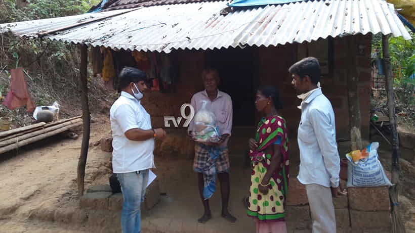 ಕಿಲೋ ಮೀಟರ್ ದೂರ ಸಾಗಿ, ಕಾಡಿನಂಚಿನಲ್ಲಿ ಬಡವರಿಗೆ ದಿನಸಿ ವಿತರಣೆ