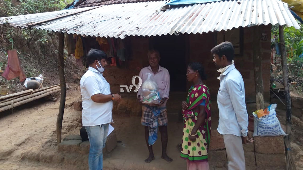 ಕಿಲೋ ಮೀಟರ್ ದೂರ ಸಾಗಿ, ಕಾಡಿನಂಚಿನಲ್ಲಿ ಬಡವರಿಗೆ ದಿನಸಿ ವಿತರಣೆ