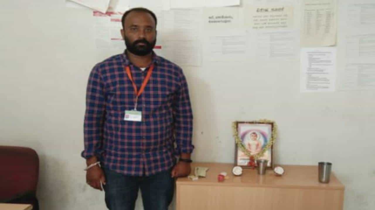 ಮದ್ಯ ಸೇವಿಸಿ, ಸಿರವಾರ ತಹಶೀಲ್ದಾರ್ಗೆ ನಿಂದಿಸಿದ ಉಪ ತಹಶೀಲ್ದಾರ್ ಅಮಾನತು ಮದ್ಯ ಸೇವಿಸಿ, ಸಿರವಾರ ತಹಶೀಲ್ದಾರ್ಗೆ ನಿಂದಿಸಿದ ಉಪ ತಹಶೀಲ್ದಾರ್ ಅಮಾನತು