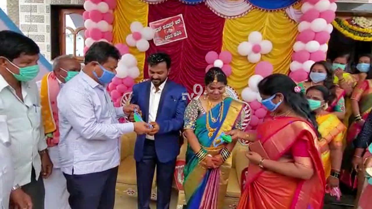 ನೂತನ ದಂಪತಿಗೆ ಮಾಸ್ಕ್ ನೀಡಿ ಶುಭ ಹಾರೈಸಿದ ರೇಣುಕಾಚಾರ್ಯ ದಂಪತಿ ನೂತನ ದಂಪತಿಗೆ ಮಾಸ್ಕ್ ನೀಡಿ ಶುಭ ಹಾರೈಸಿದ ರೇಣುಕಾಚಾರ್ಯ ದಂಪತಿ