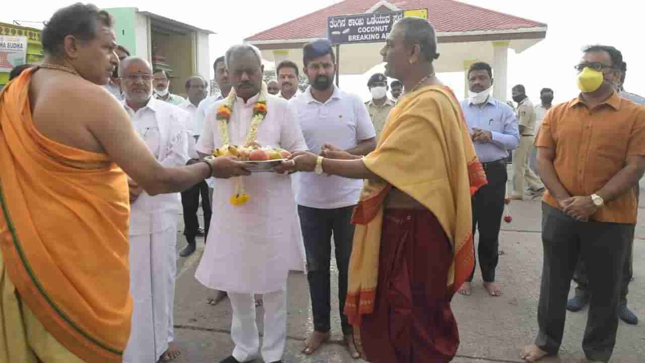 ಕೊರೊನಾ ಮುಕ್ತ ಮೈಸೂರು: ನಾಡದೇವತೆ ಆಶೀರ್ವಾದ ಪಡೆದ ಸಂಸದ, ಸಚಿವರು