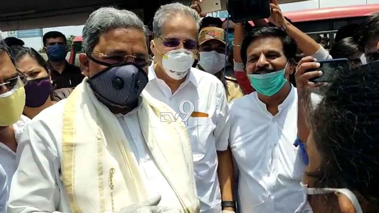 ವಲಸೆ ಕಾರ್ಮಿಕರಿಗೆ ಕಾಂಗ್ರೆಸ್ ನೆರವಿನ ಹಸ್ತ, ಉಚಿತ ಪ್ರಯಾಣಕ್ಕೆ 1 ಕೋಟಿ ನೆರವು ವಲಸೆ ಕಾರ್ಮಿಕರಿಗೆ ಕಾಂಗ್ರೆಸ್ ನೆರವಿನ ಹಸ್ತ, ಉಚಿತ ಪ್ರಯಾಣಕ್ಕೆ 1 ಕೋಟಿ ನೆರವು